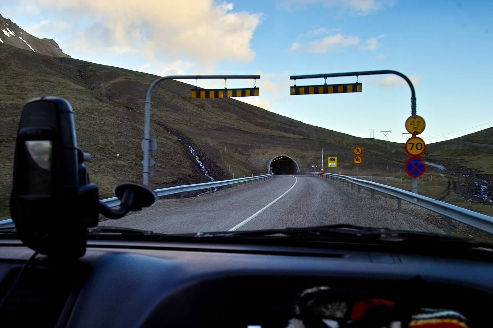 Road approaching the Almannaskarðsgöng tunnel entrance in the mountains east of Höfn.