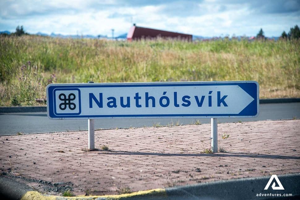 Road sign pointing toward Nauthólsvík beach in Reykjavík