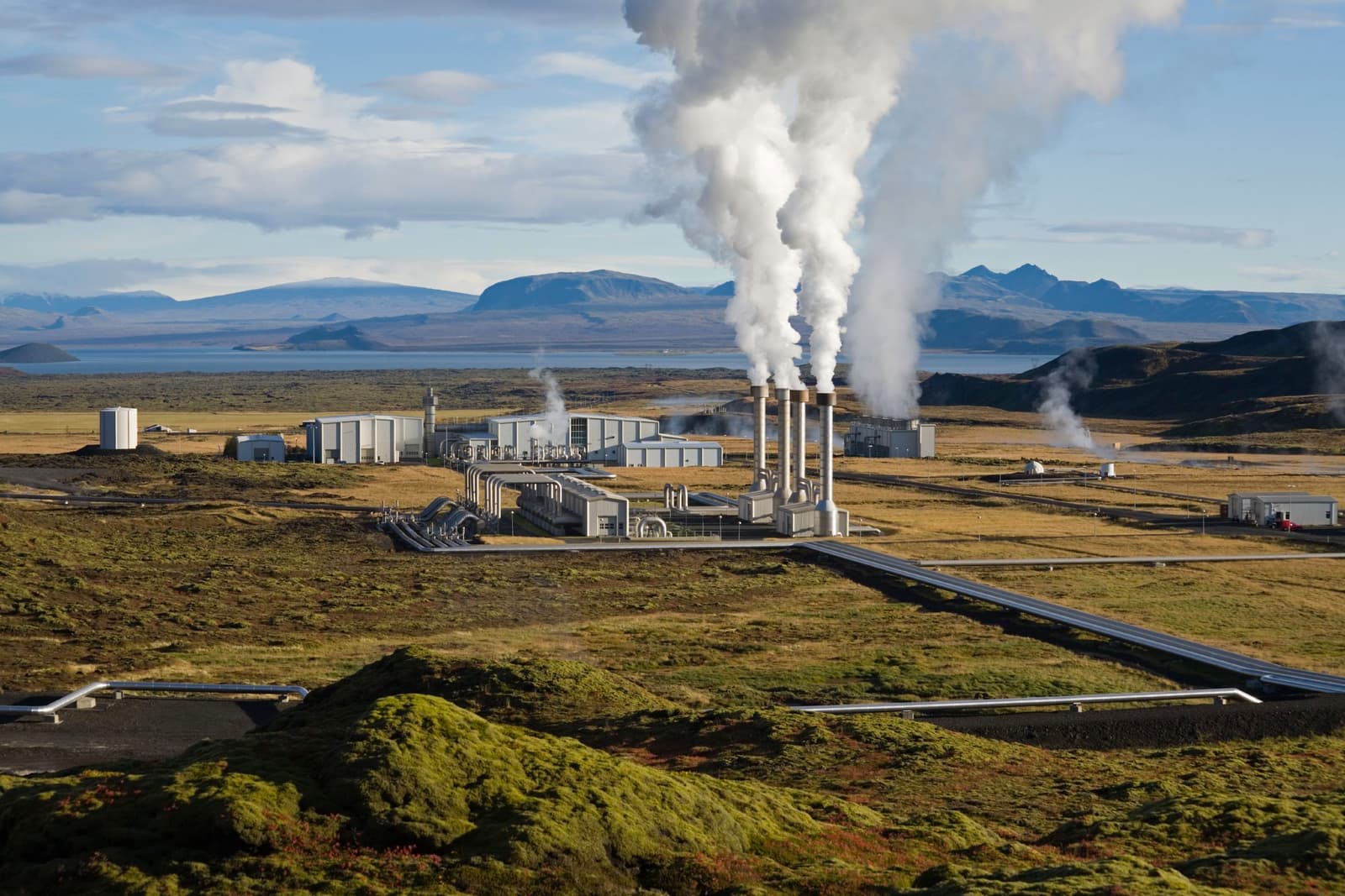 Nesjavellir power station steaming below mountains and Lake Þingvallavatn.