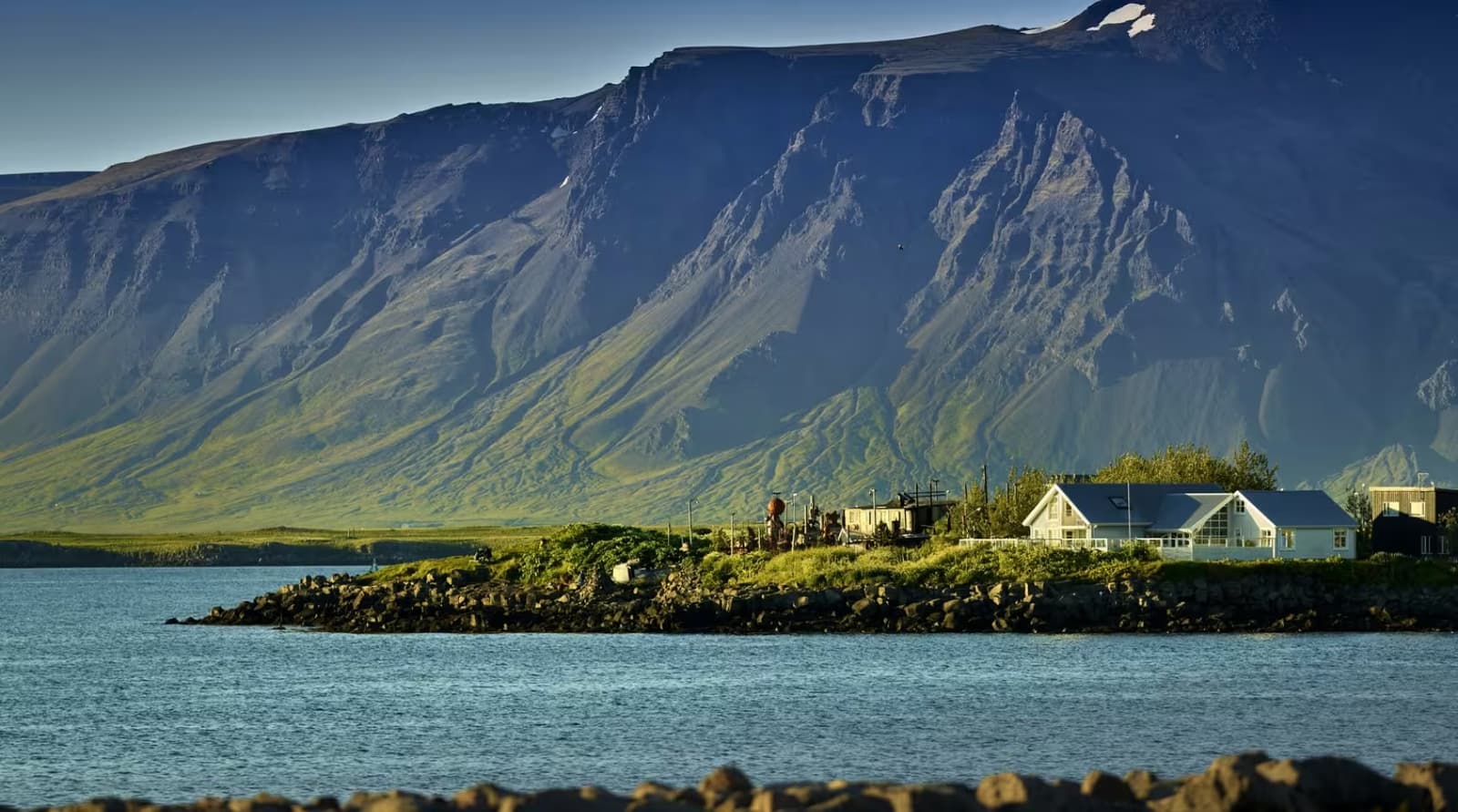 Esjan and the Kjalarnes shoreline north of Reykjavík in clear daylight.