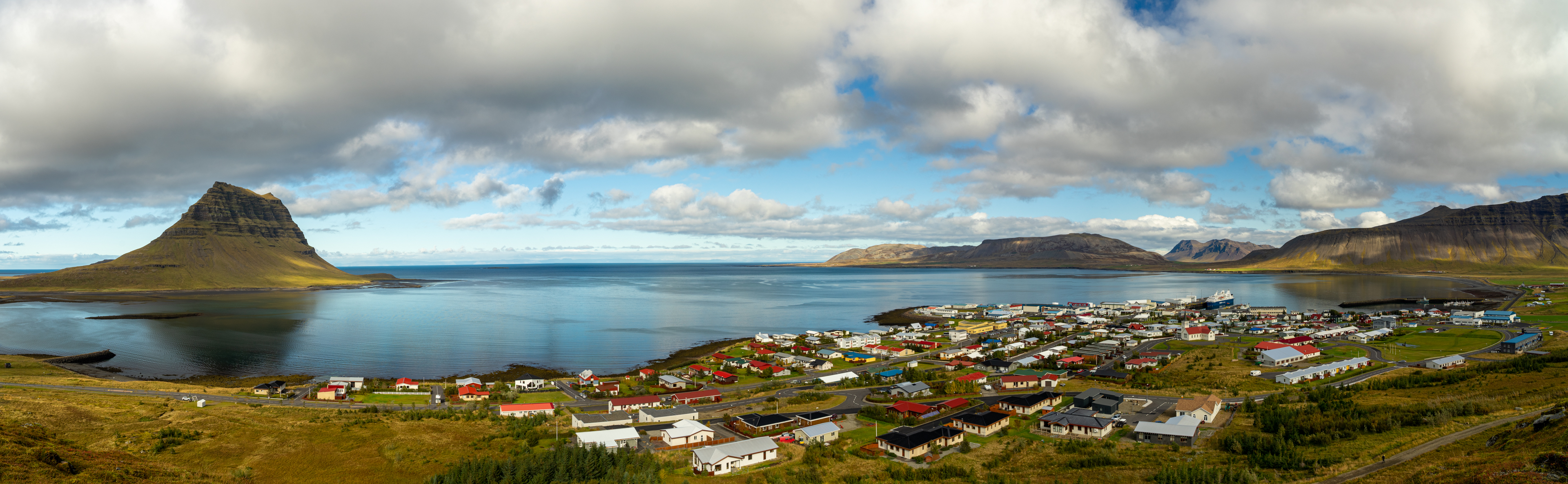 Panoramic view across Grundarfjörður with Kirkjufell rising behind the town.