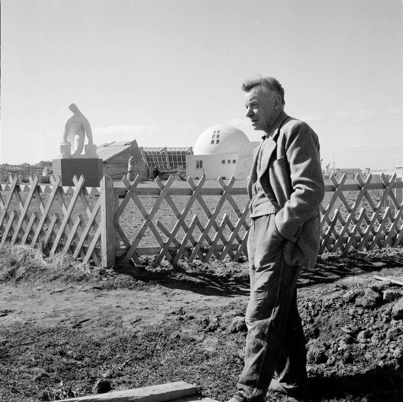 Black-and-white photo of Ásmundur Sveinsson near the early Ásmundarsafn building in Reykjavík.