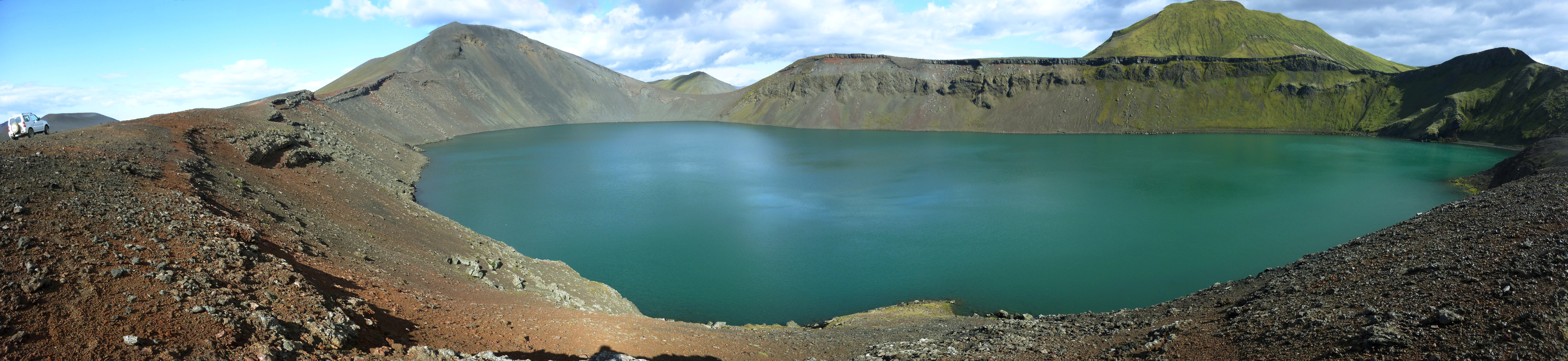 Panoramic view over Bláhylur Hnausapollur crater lake in the Fjallabak highlands.