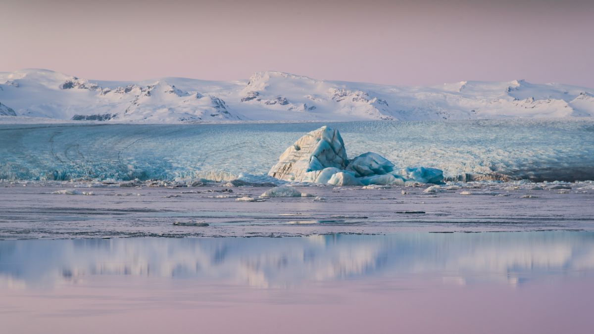 Icebergs floating below Breiðamerkurjökull in the Jökulsárlón glacier-lagoon landscape.