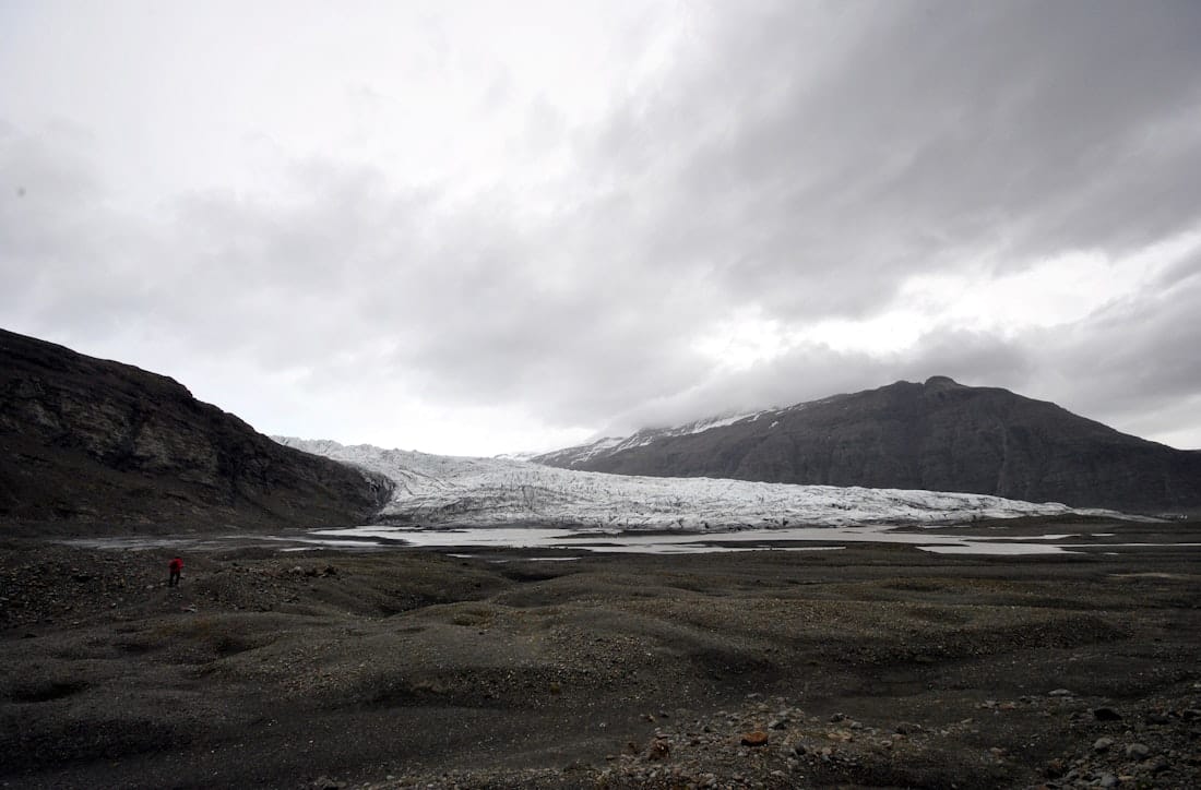 Wide valley approach toward Fláajökull glacier under low cloud.