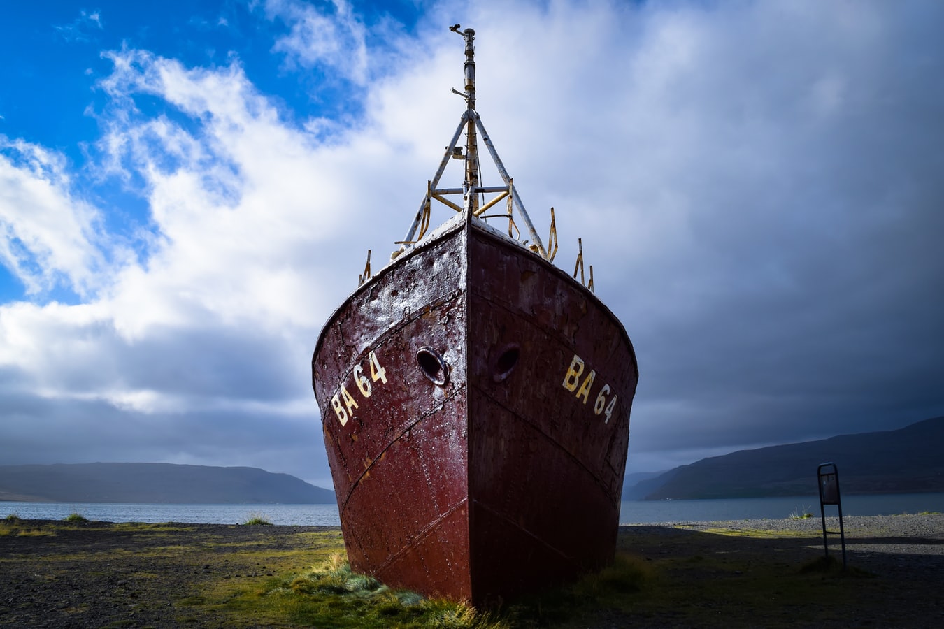 Close view of the Garðar BA 64 bow with the ship’s number visible on both sides.