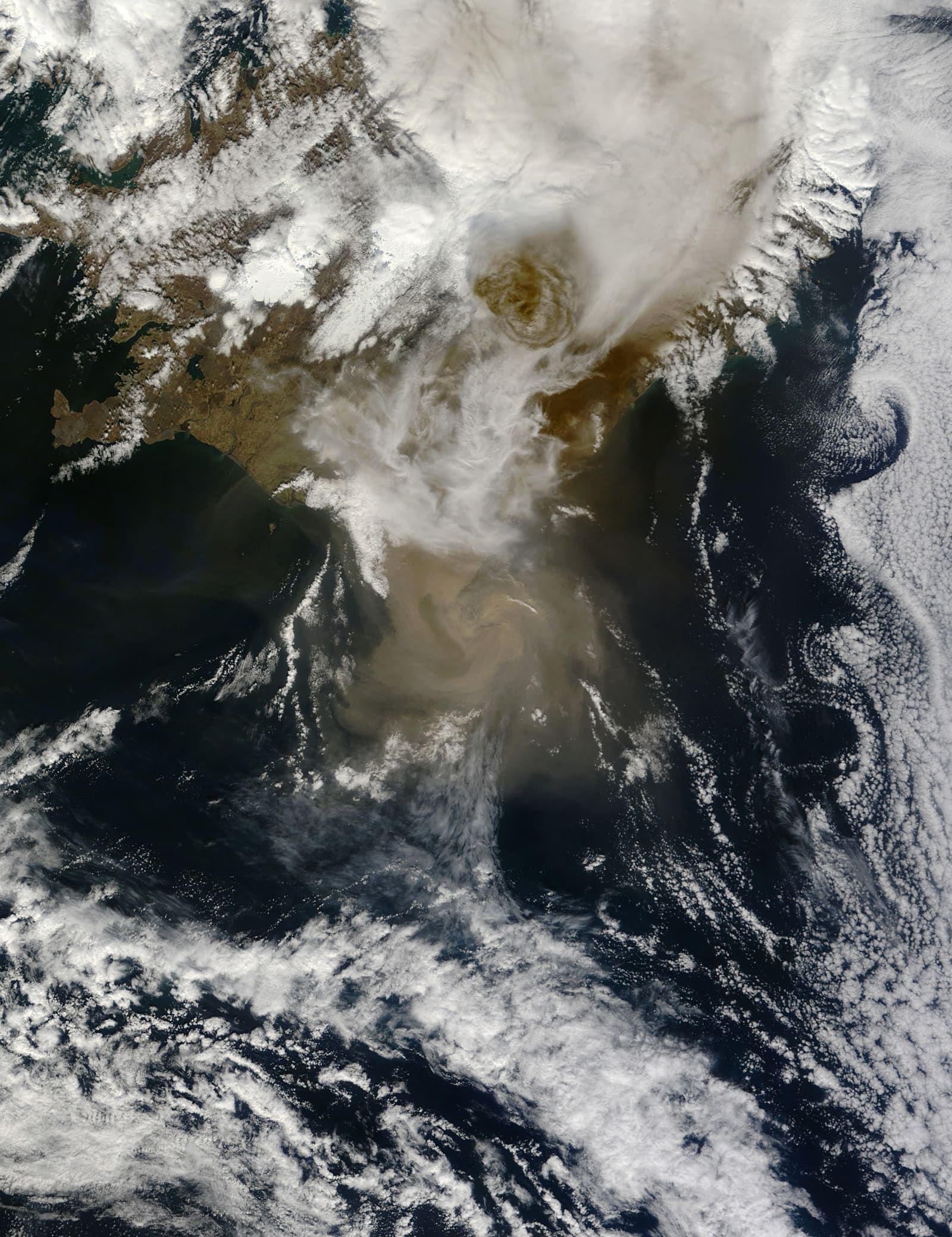 NASA satellite image of the Grímsvötn ash plume spreading over Vatnajökull and southeast Iceland.