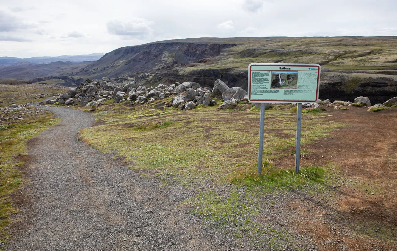 The gravel walking path and information sign near the Háifoss canyon viewpoint.