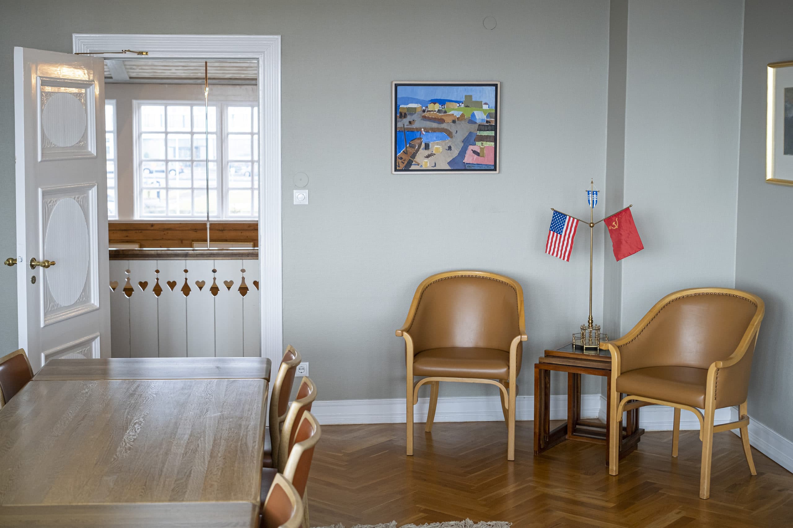 Meeting room inside Höfði with small American and Soviet flags on a side table