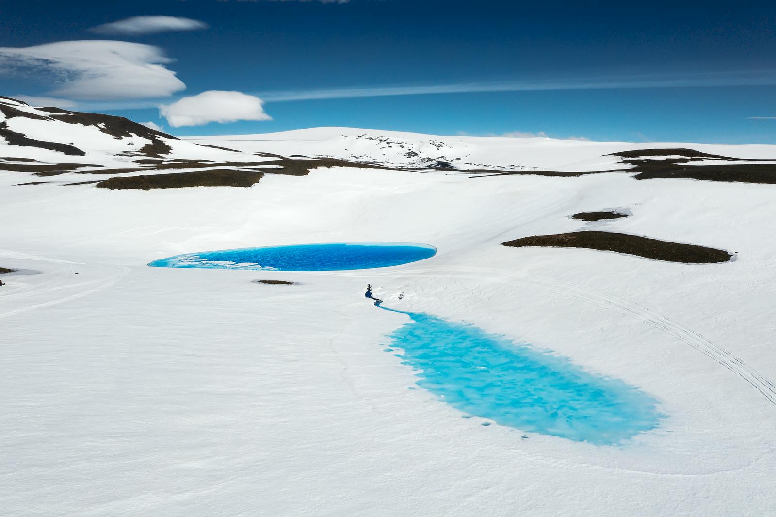 Sunlight over Hofsjökull and surrounding central Highlands snowfields.