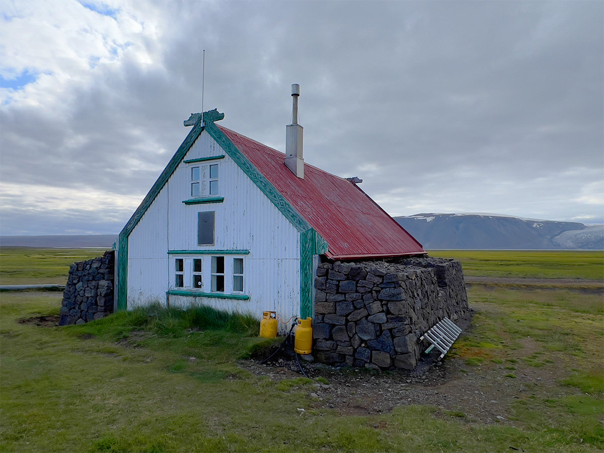 The Hvítárnes hut standing in open highland terrain near Hvítárvatn.