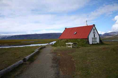 A small hut and open highland ground at Hvítárnes near Hvítárvatn.