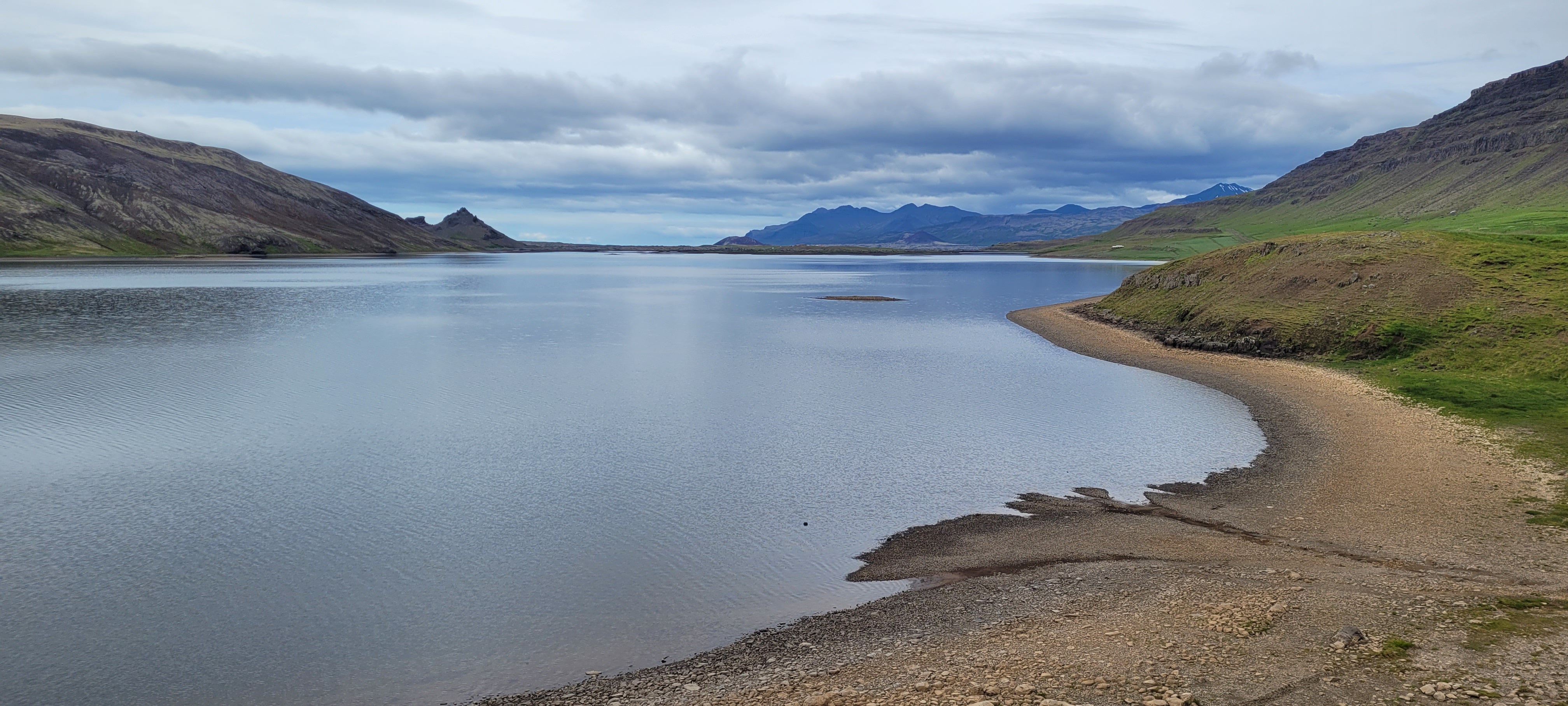 Wide shore and mountain view on the Vatnaleid hiking route near Langavatn.