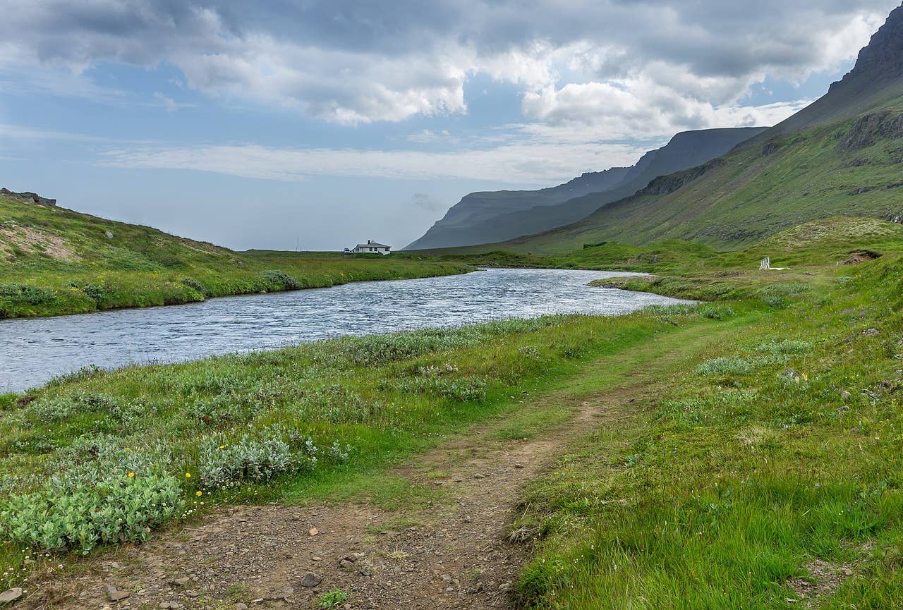 River flats and valley slopes in Loðmundarfjörður seen from the Víknaslóðir trail.