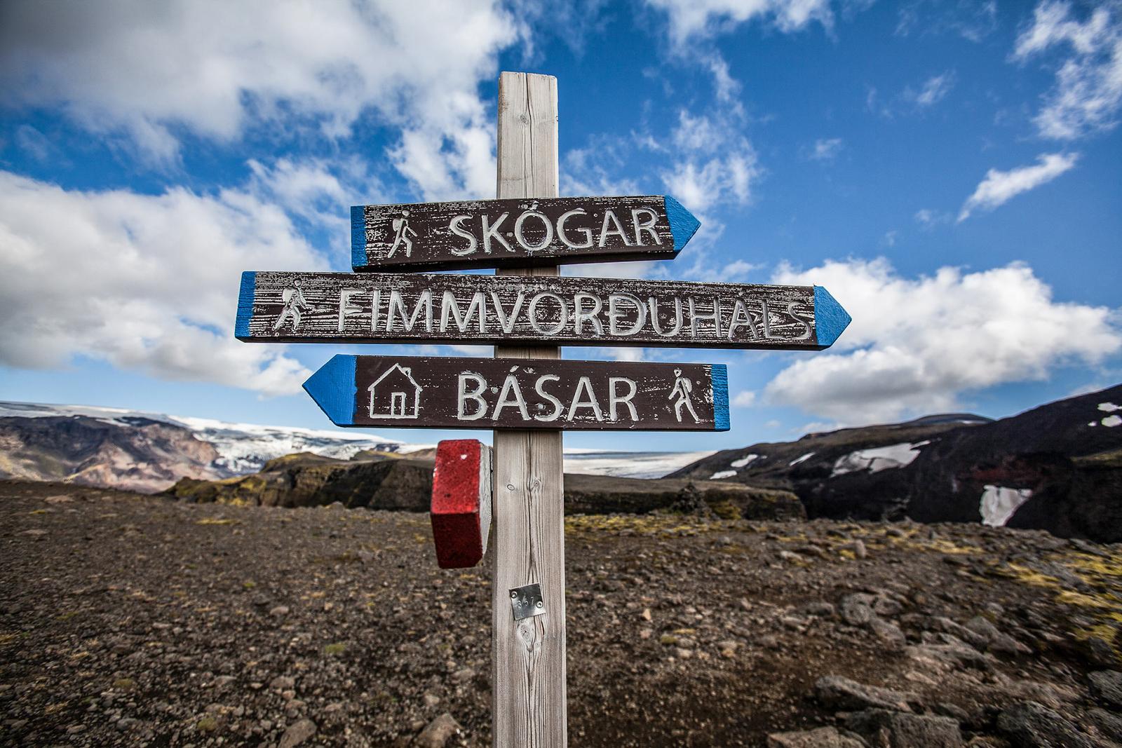 A Fimmvörðuháls trail sign pointing toward Skógar and Básar in Þórsmörk.