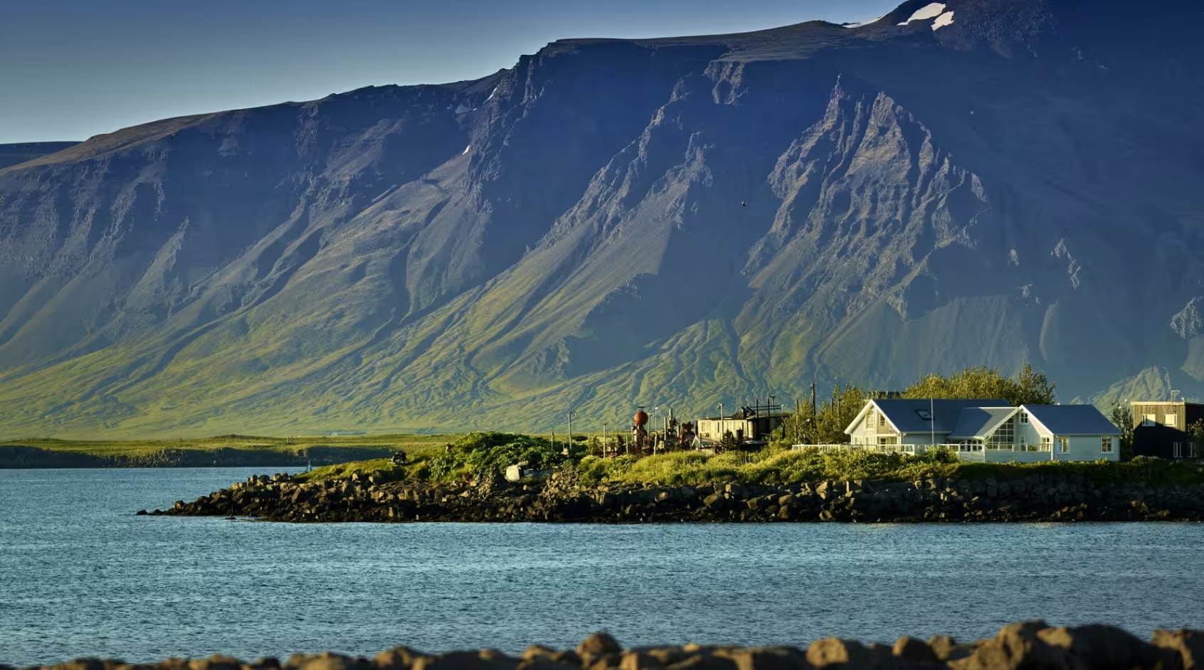 Esjan and the Kjalarnes shoreline north of Reykjavík in clear daylight.