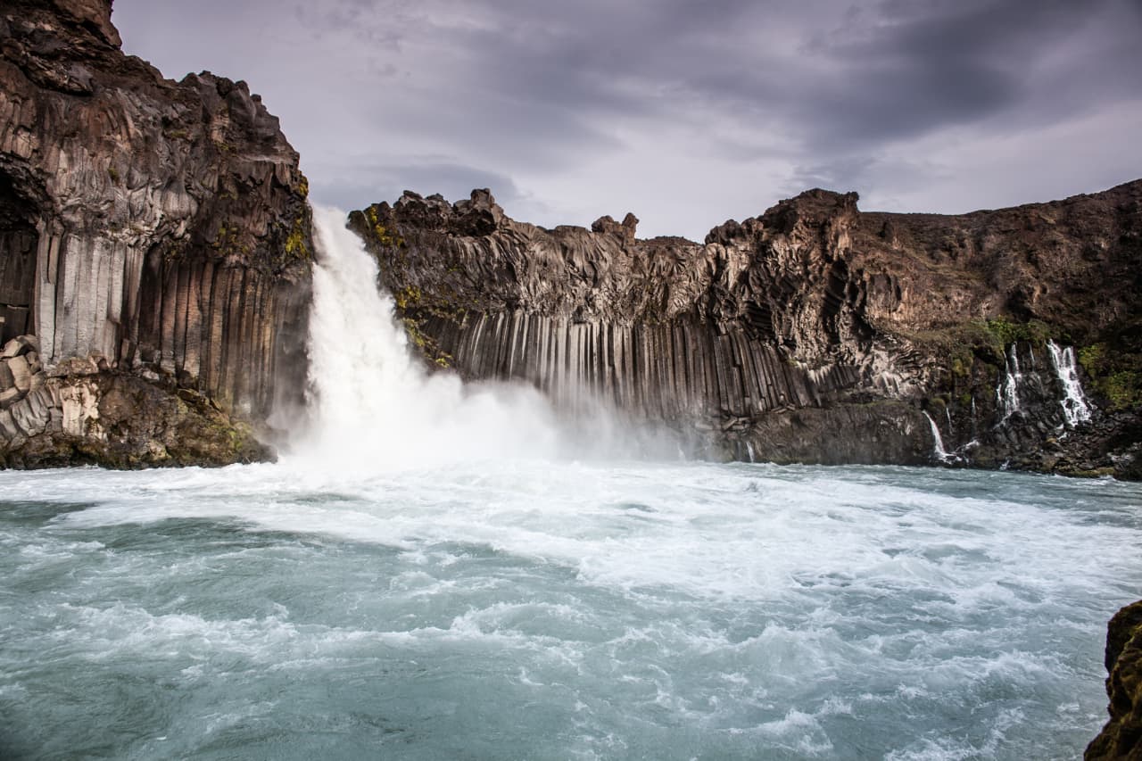 Aldeyjarfoss falling through basalt columns on the Skjálfandafljót river.