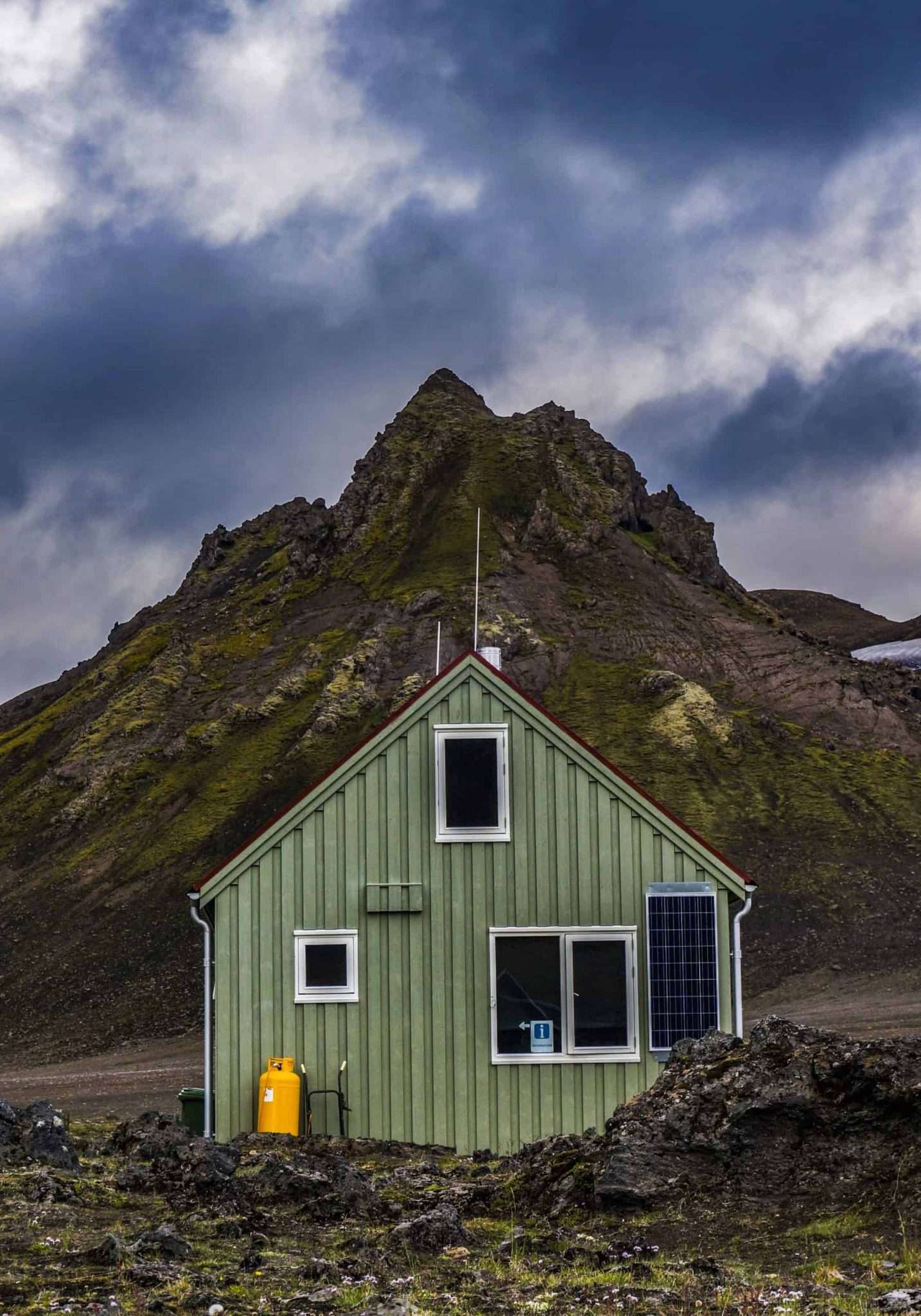 Hvanngil hut framed below the steep green and dark slopes near Stórasúla.