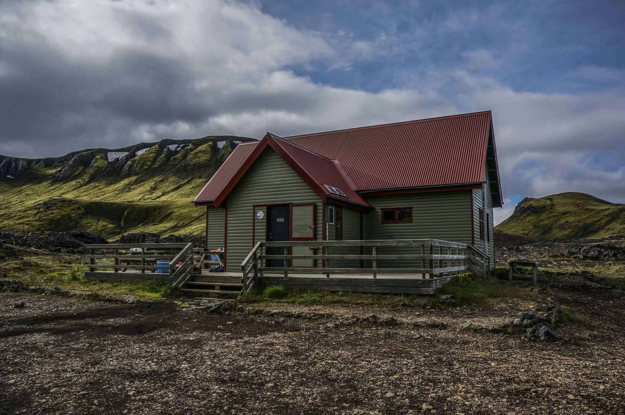 Hvanngil hut below green Highland slopes near Stórasúla on the Laugavegur Trail.