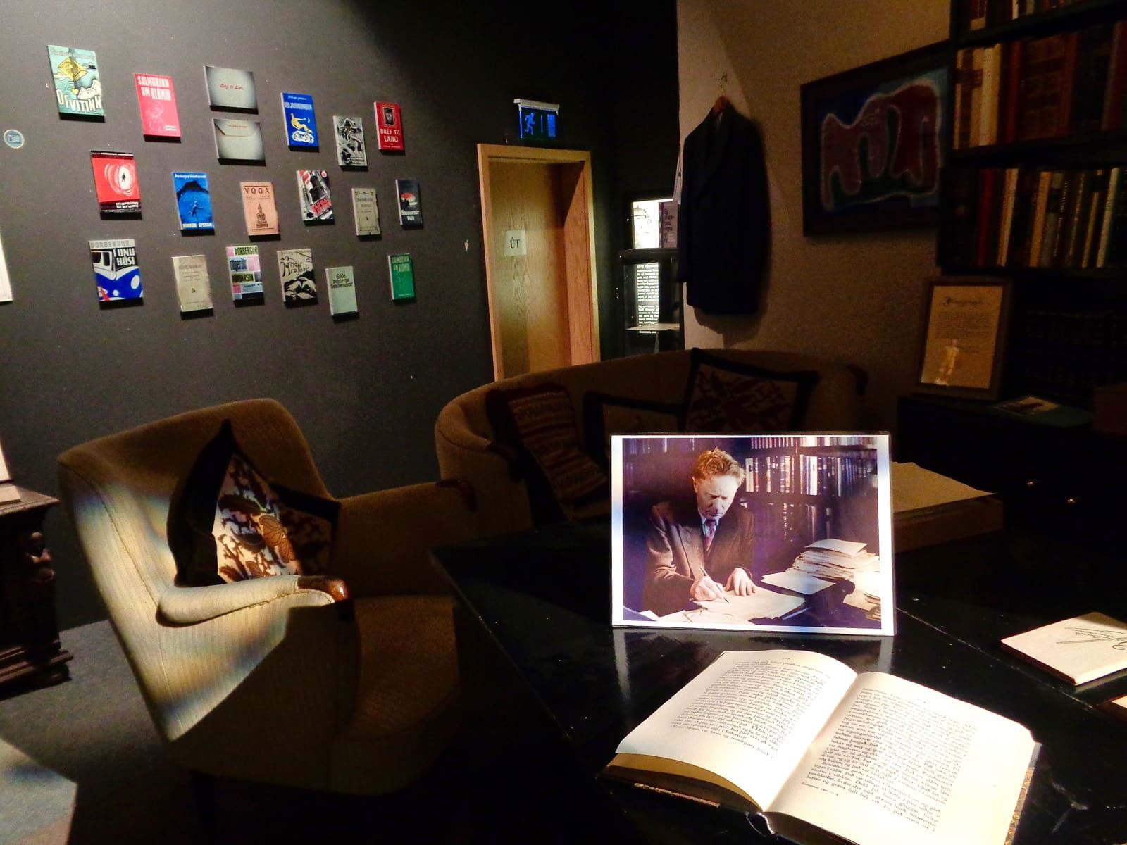 Armchairs, books, and Þórbergur Þórðarson displays inside Þórbergssetur at Hali.