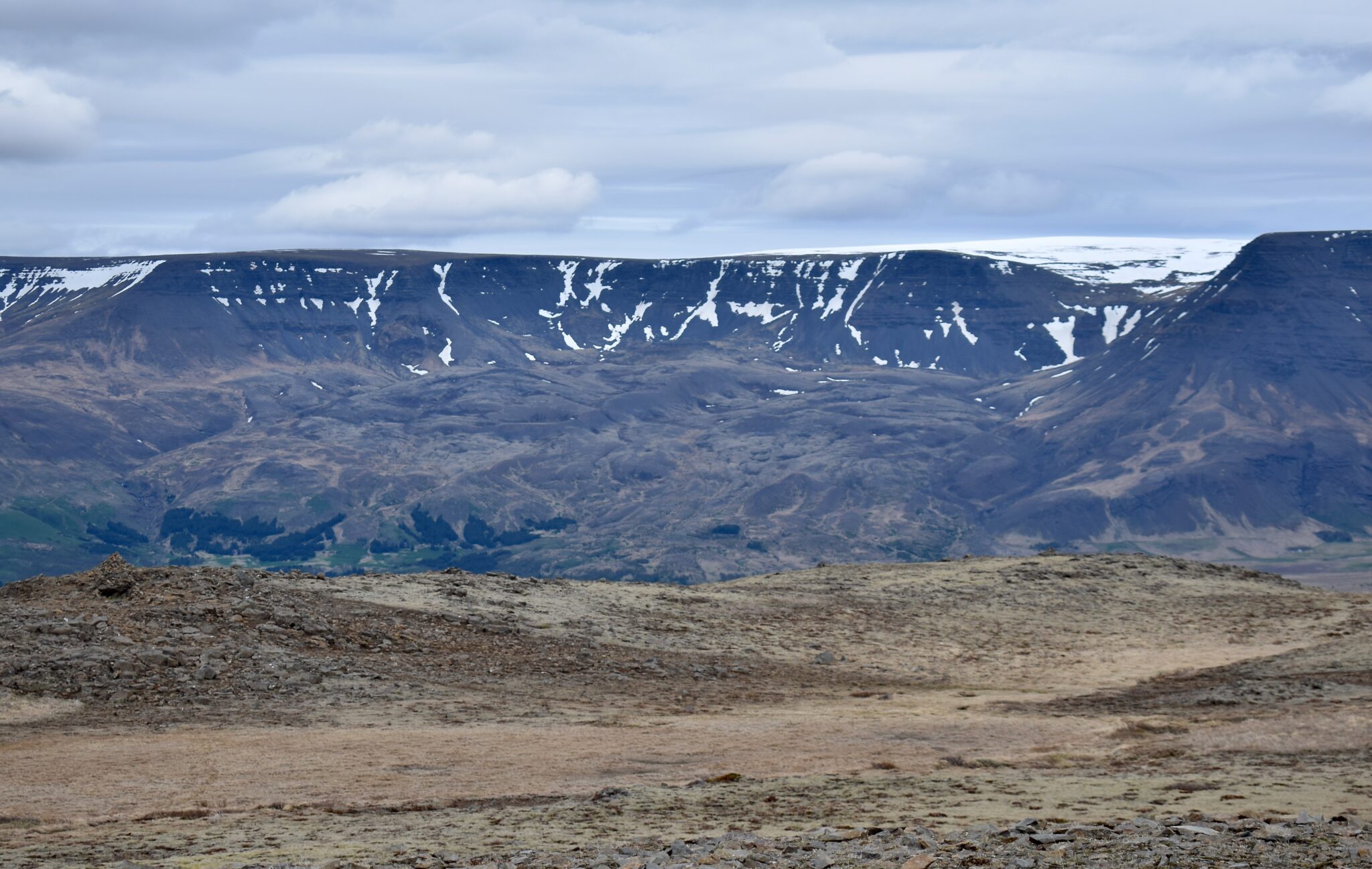Telecommunications mast and exposed rocky ground near the summit of Úlfarsfell.